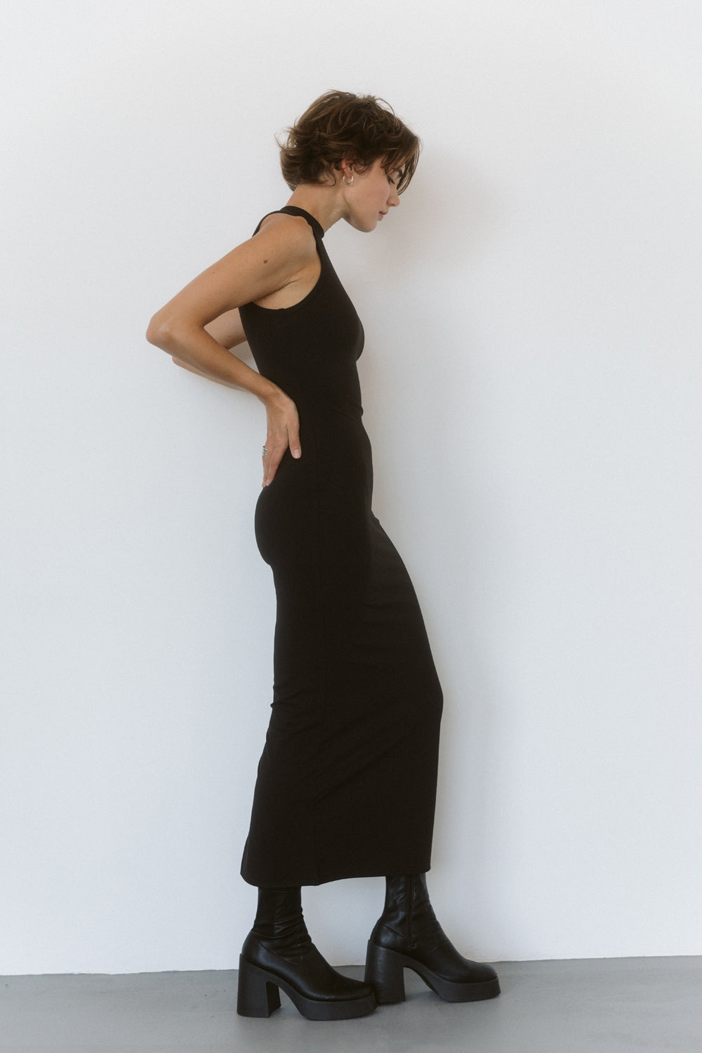 Schwarze Silhouette ärmelloses Kleid