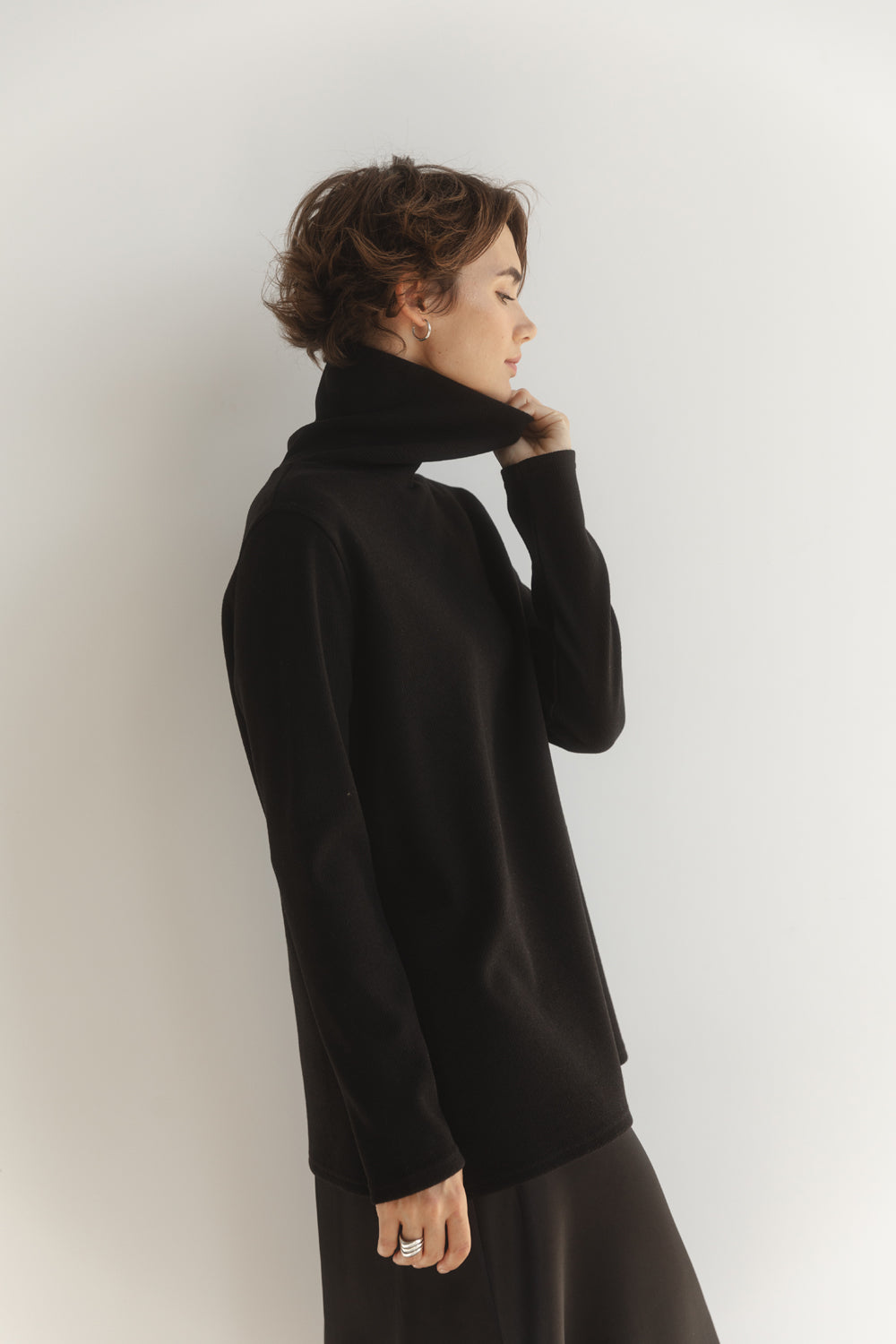 Maglione nero oversize in maglia con fessure laterali