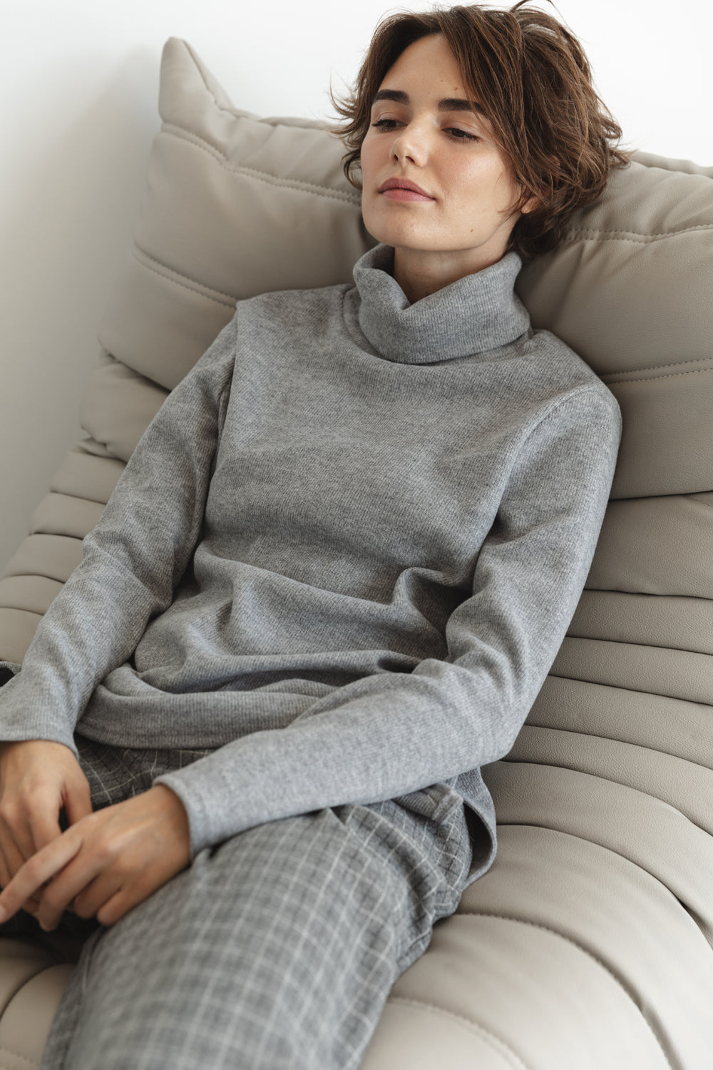 Pull gris oversize en maille avec fentes latérales