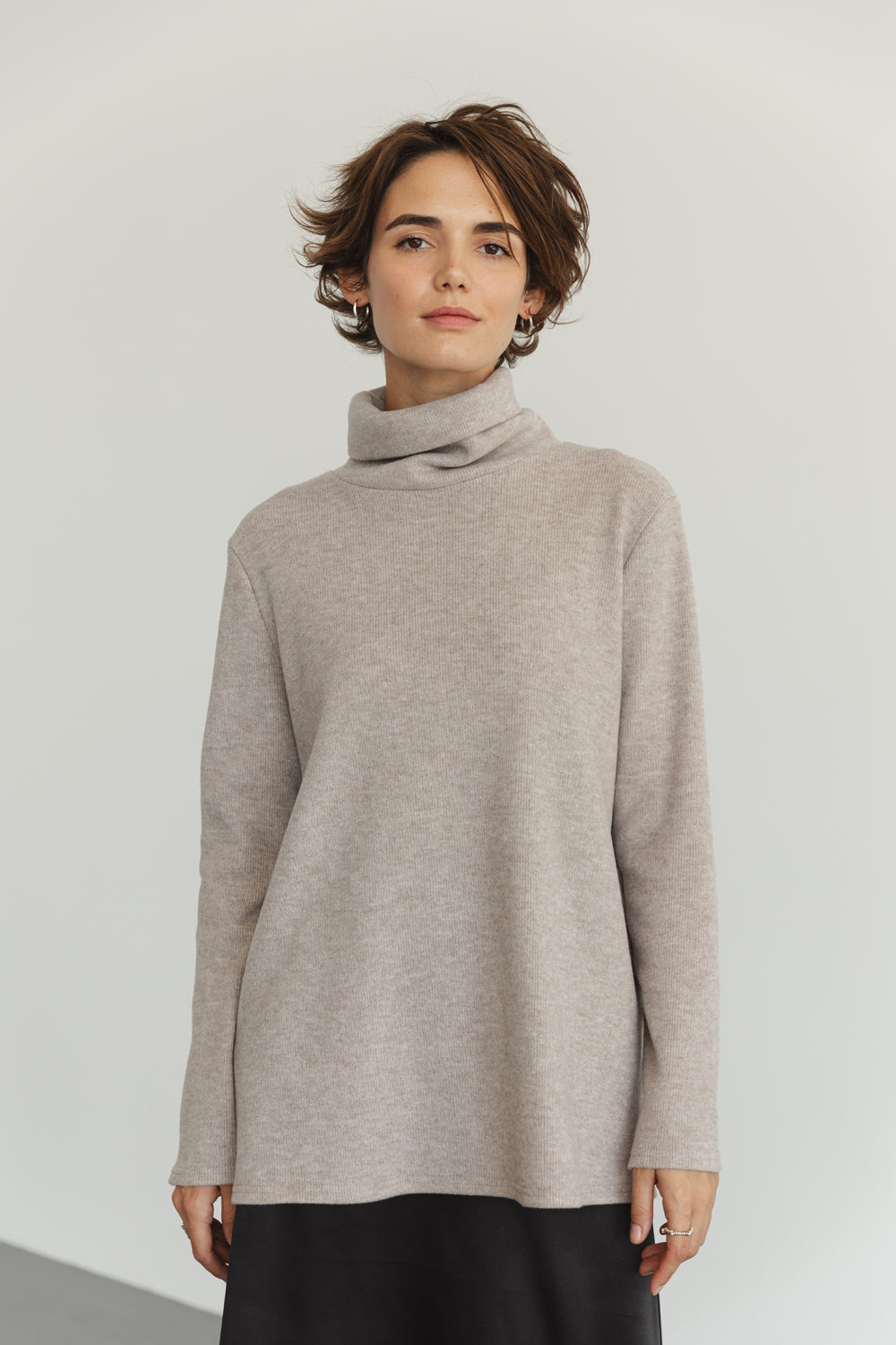 Maglione in maglia oversize beige con fessure laterali