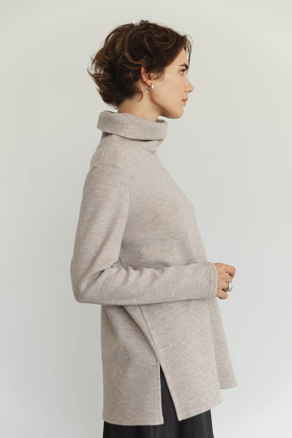 Beige übergroßer Strick pullover mit Seitens ch litzen