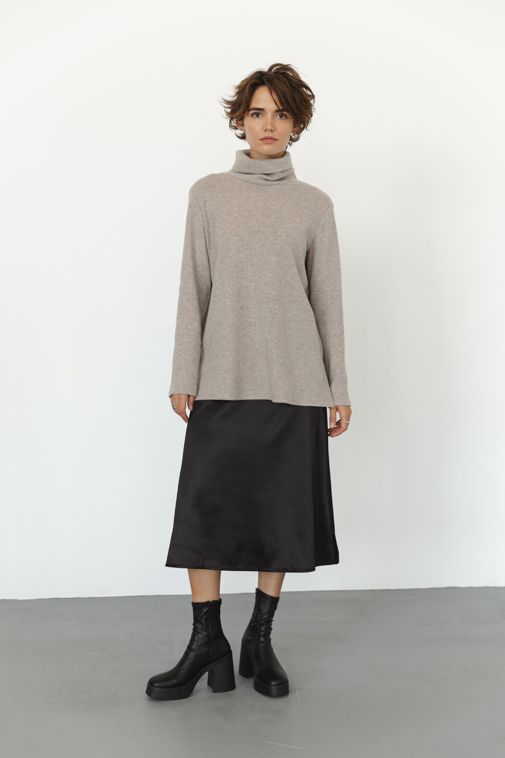 Maglione in maglia oversize beige con fessure laterali