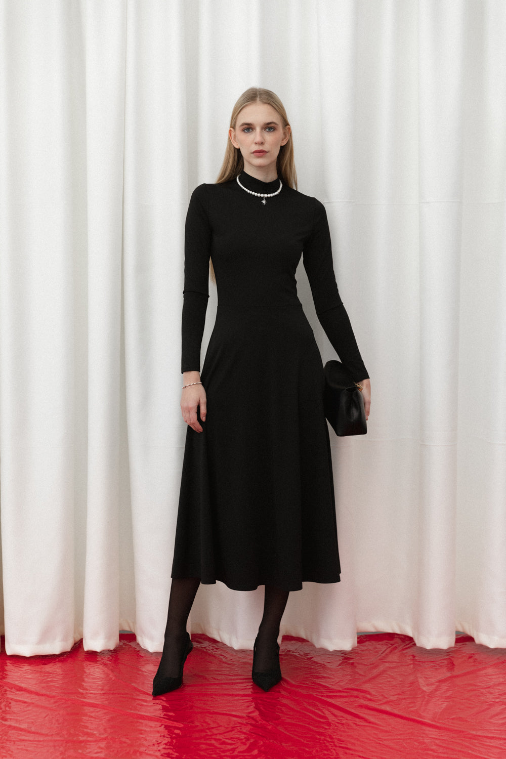 Robe midi cintrée noire avec jupe évasée sophistiquée