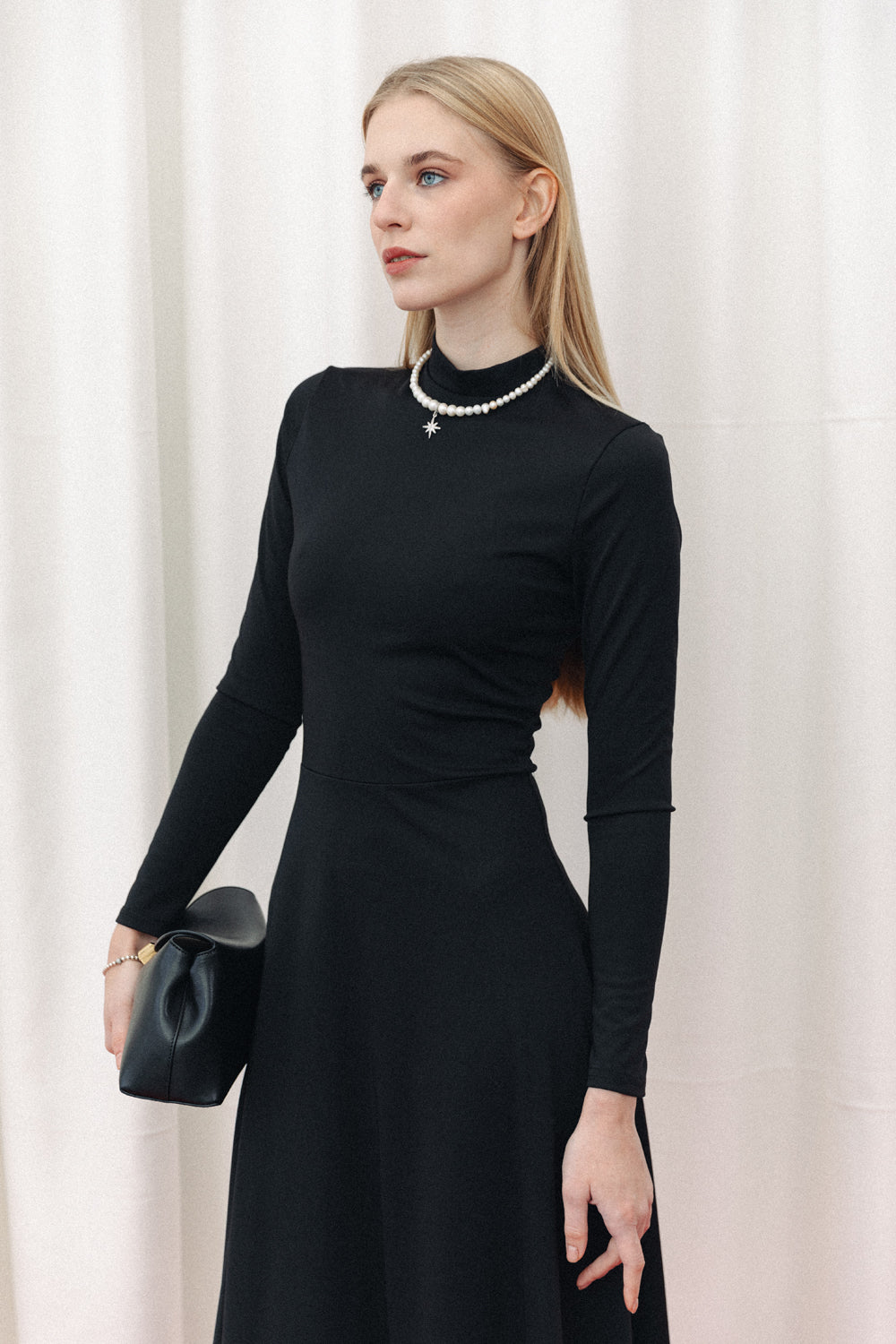 Robe midi cintrée noire avec jupe évasée sophistiquée