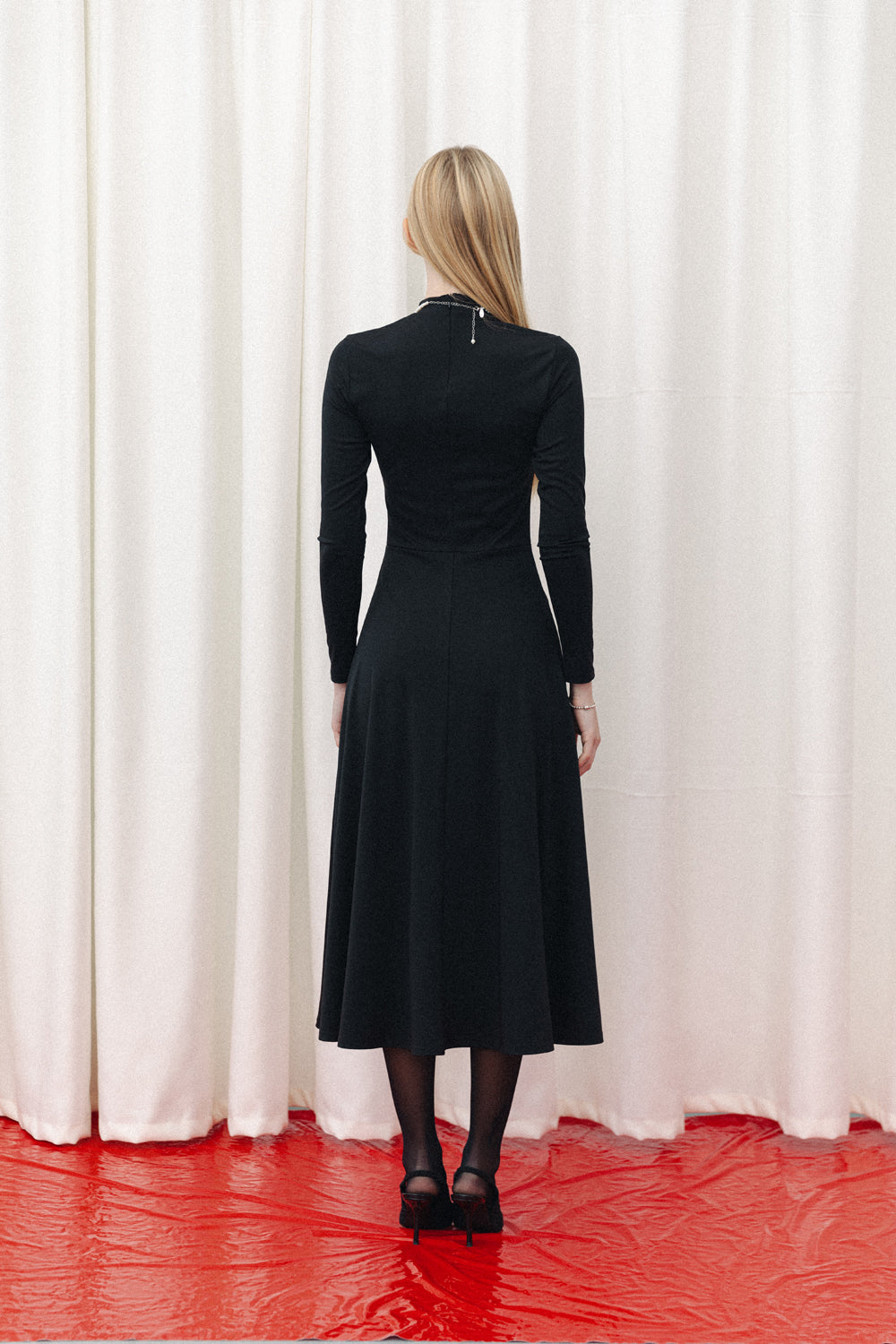 Robe midi cintrée noire avec jupe évasée sophistiquée