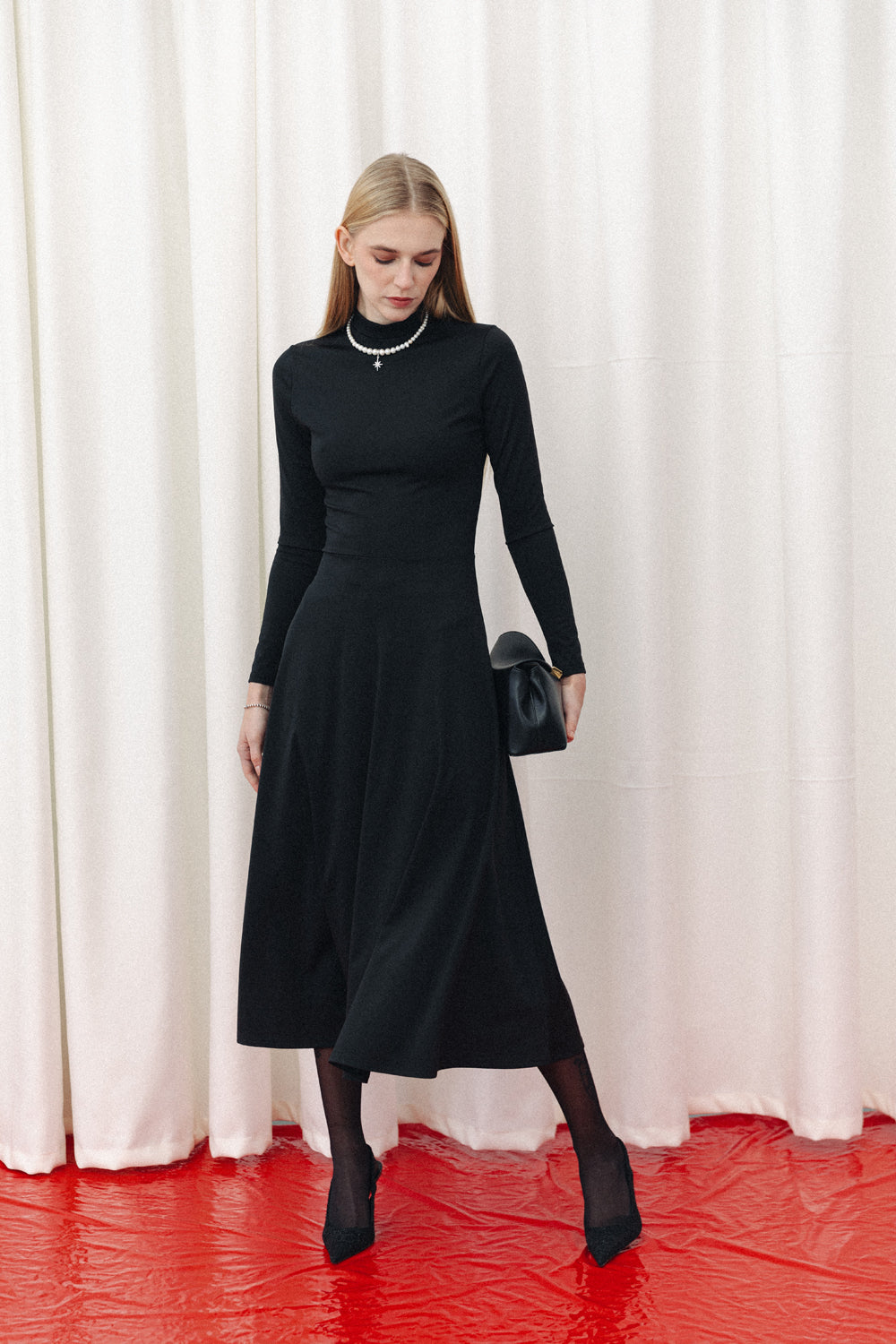 Robe midi cintrée noire avec jupe évasée sophistiquée