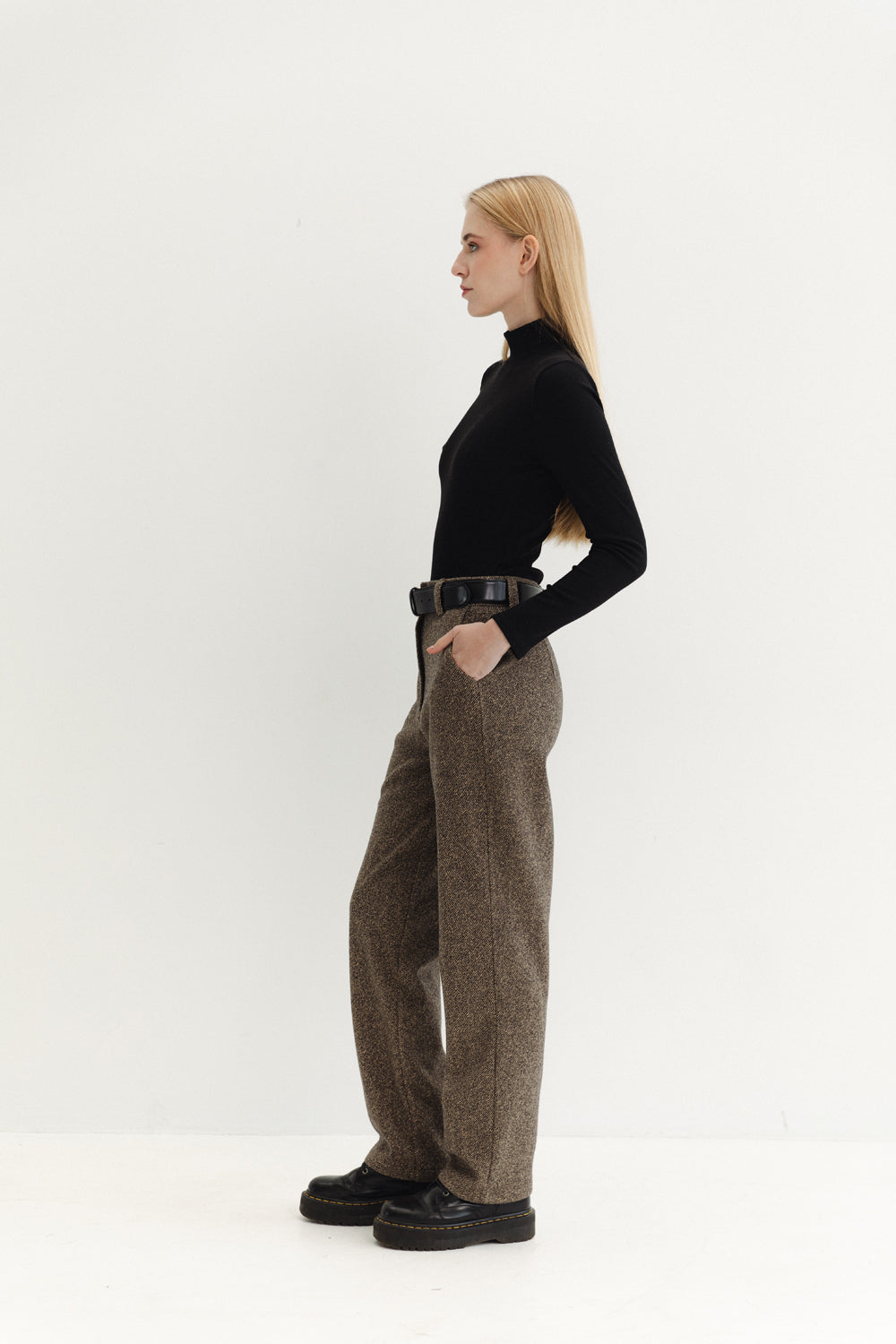 Pantalon droit chaud de couleur noisette