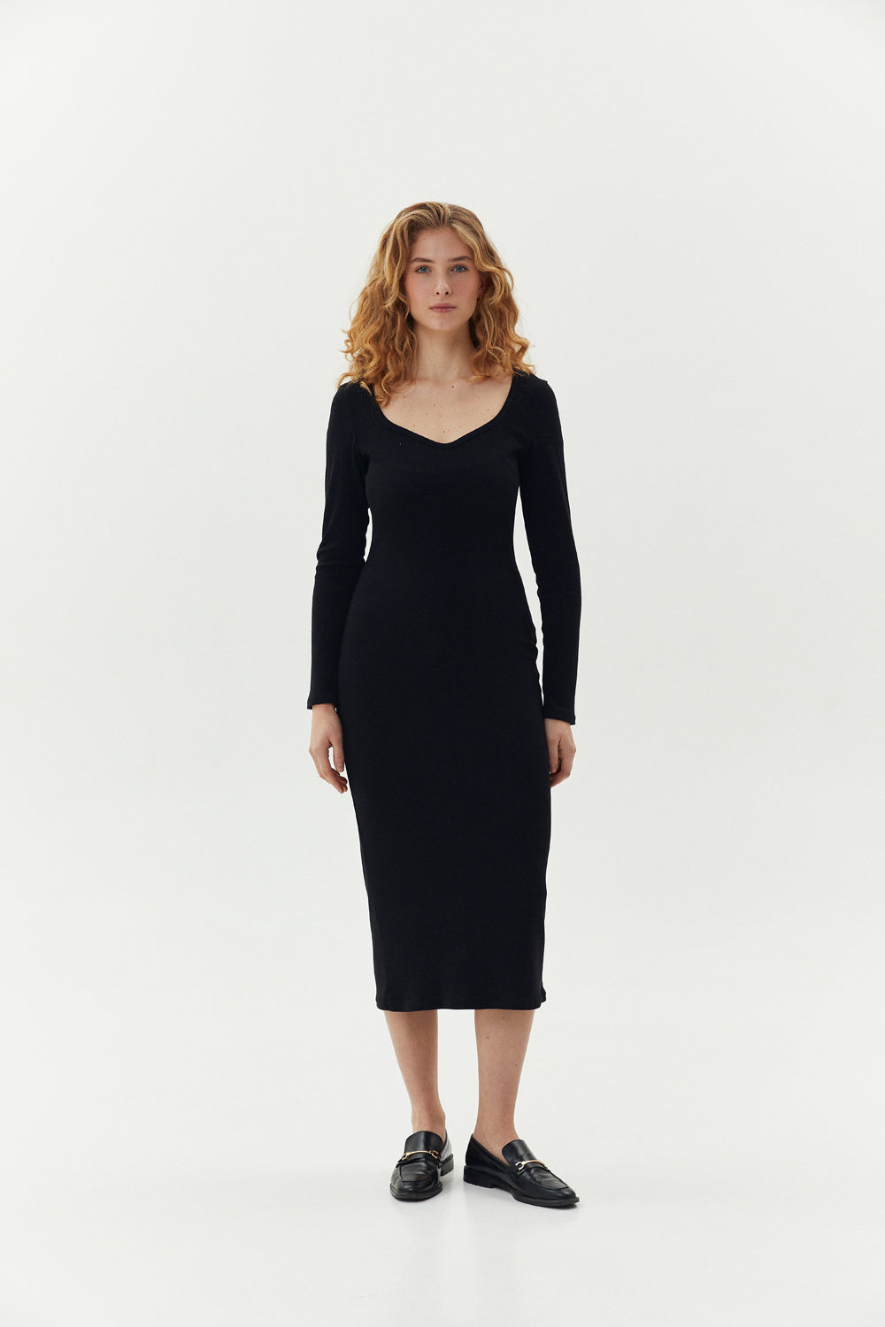 Robe noire cintrée à manches longues