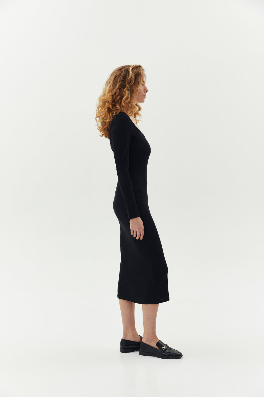 Robe noire cintrée à manches longues