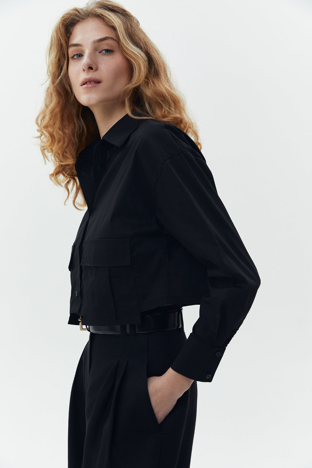 Chemise cropped noire à poches plaquées