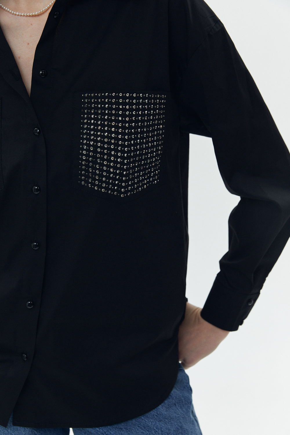 Camisa larga negra con bolsillos de strass