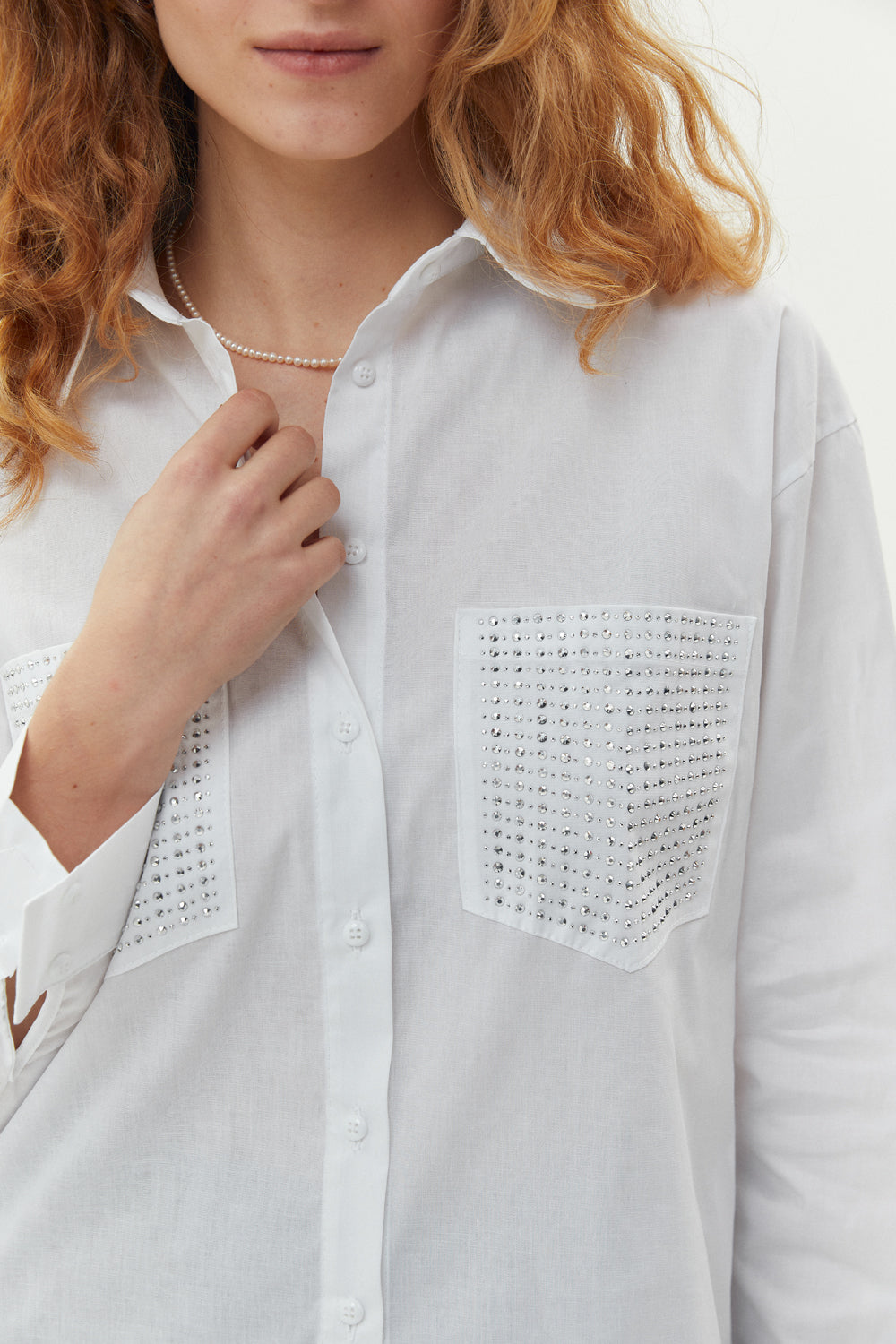 Camicia lunga bianca con tasche in strass