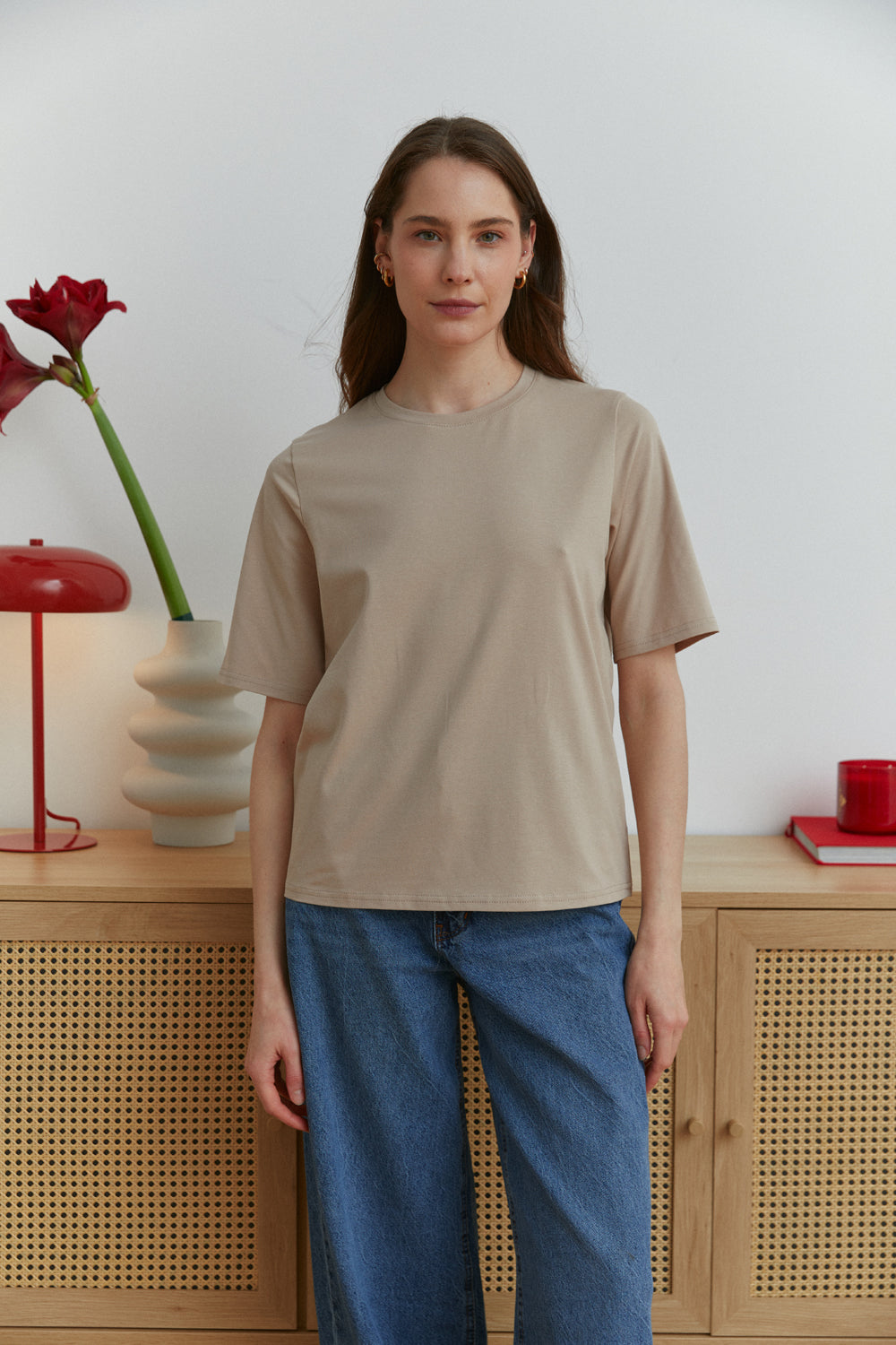 Camiseta básica beige con cuello redondo