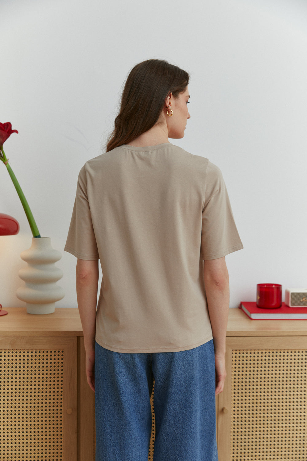 Camiseta básica beige con cuello redondo