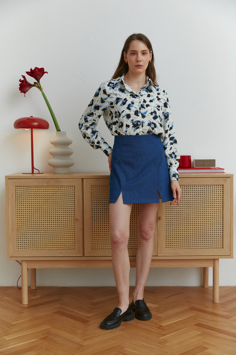 Minifalda denim azul con elegantes ranuras delanteras