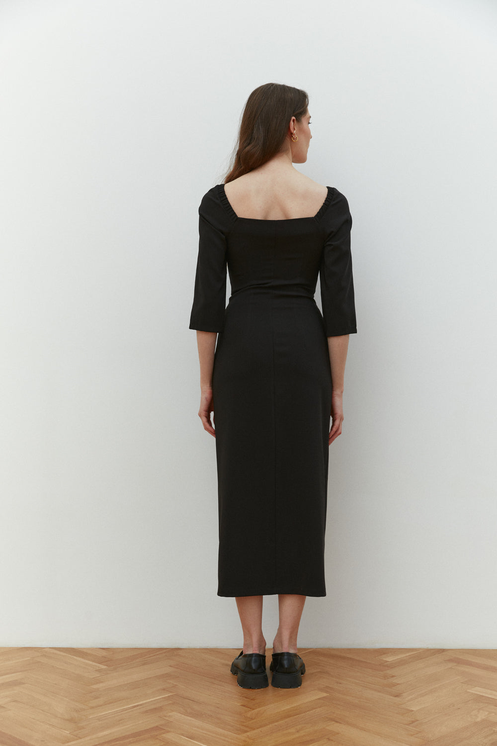 Robe midi cintrée encolure carrée noire