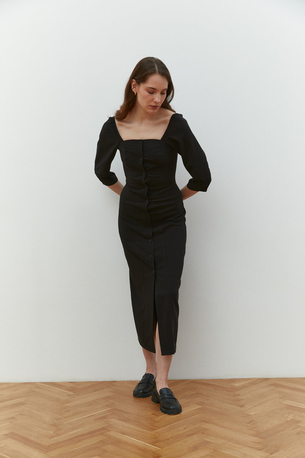 Robe midi cintrée encolure carrée noire