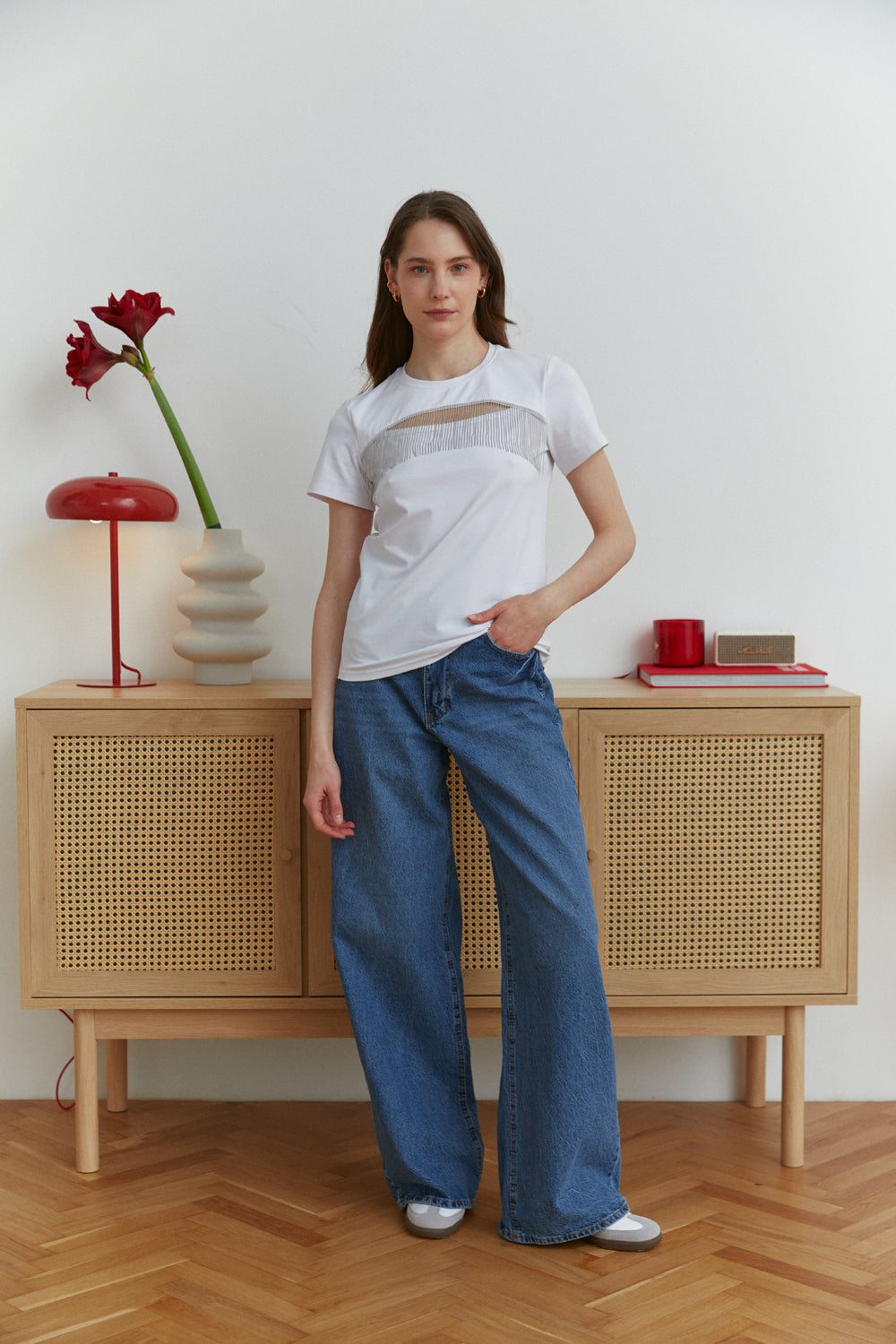 T-shirt blanc avec découpe poitrine ornée de perles argentées à franges