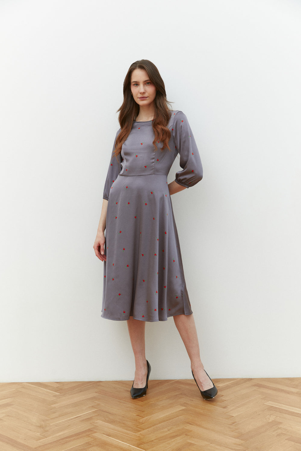 Semi-fitted midi dress with a loose skirt in ash color