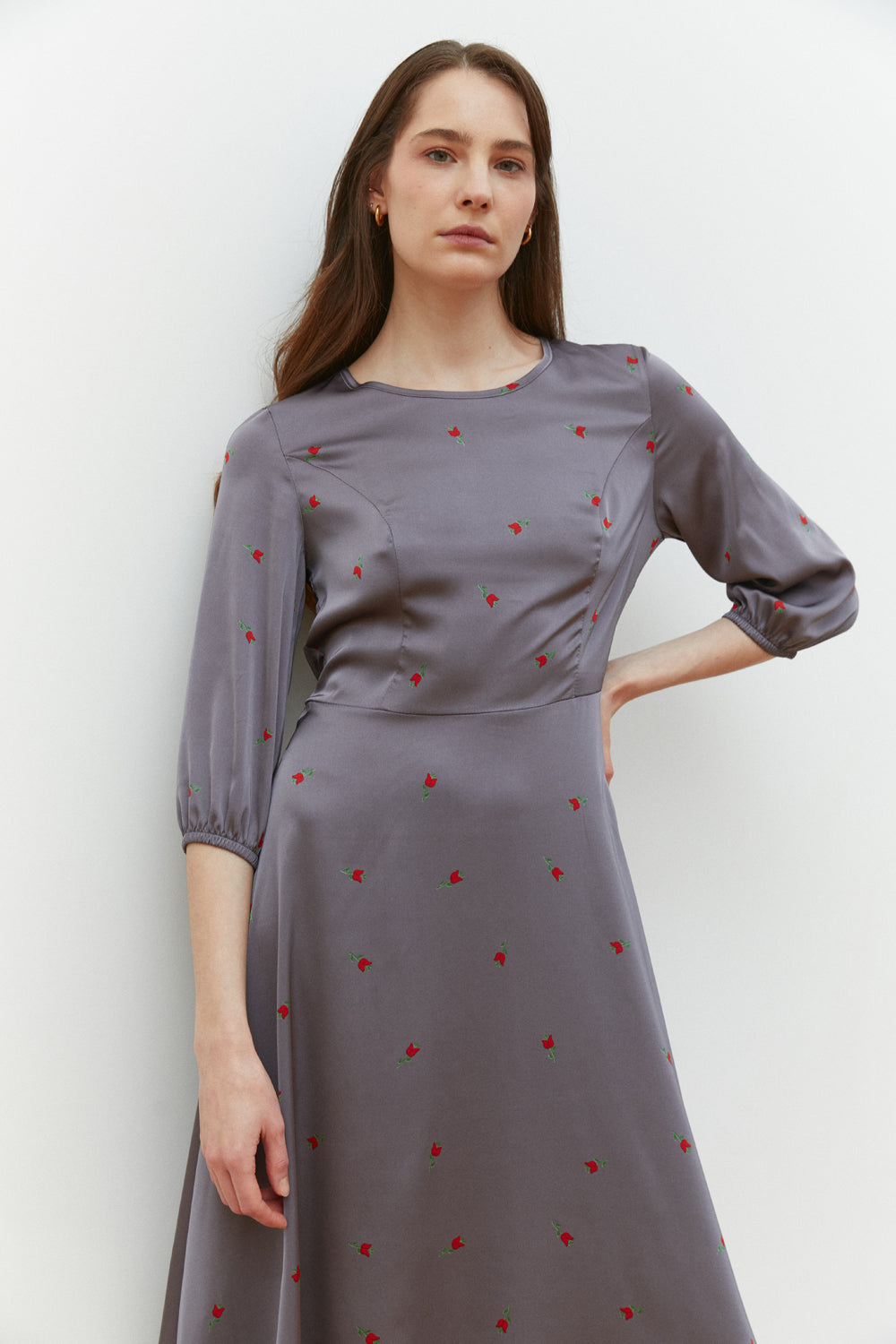 Robe midi semi-ajustée avec une jupe ample couleur cendre