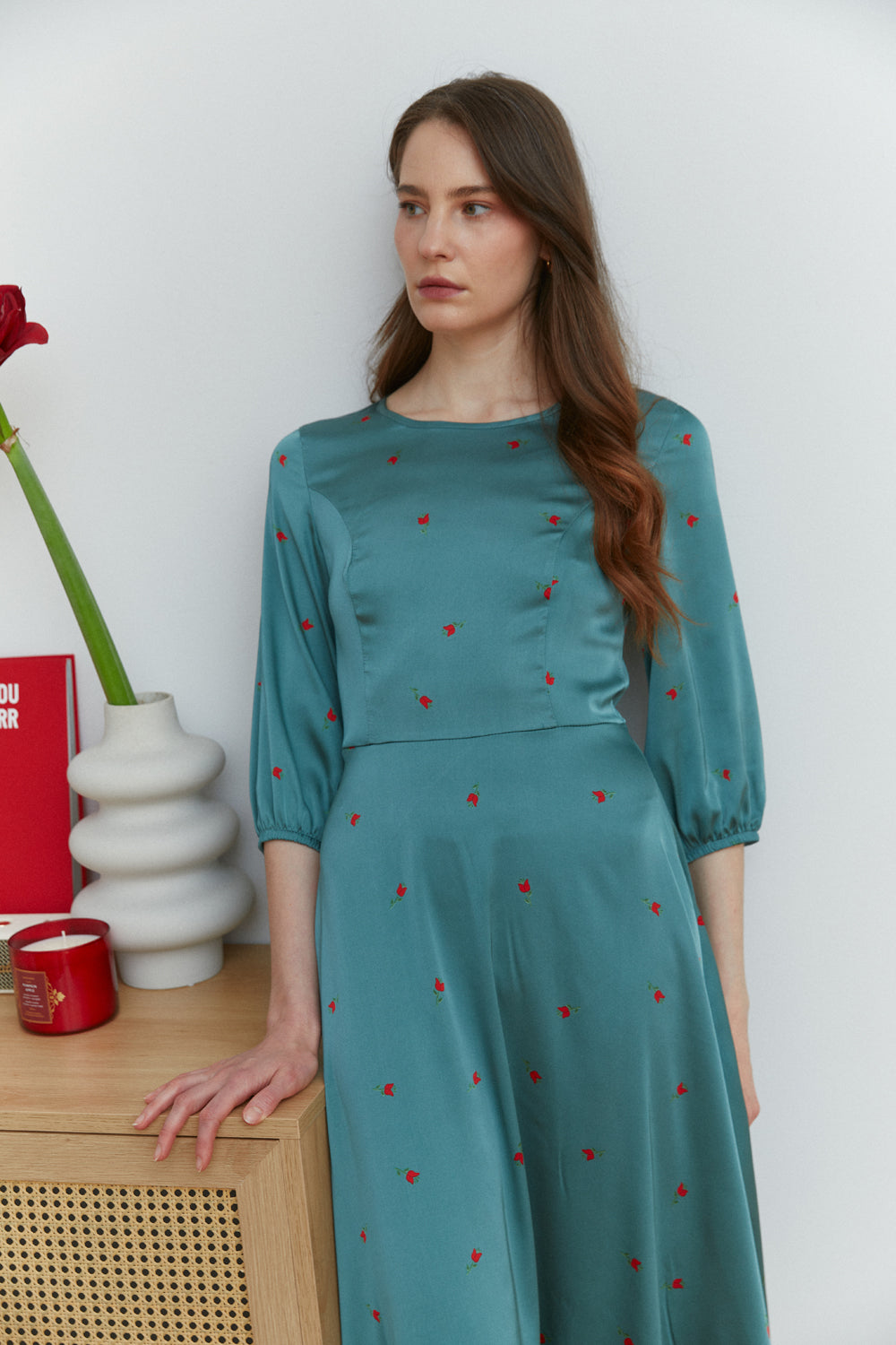 Semi-fitted midi dress with a loose skirt in emerald color