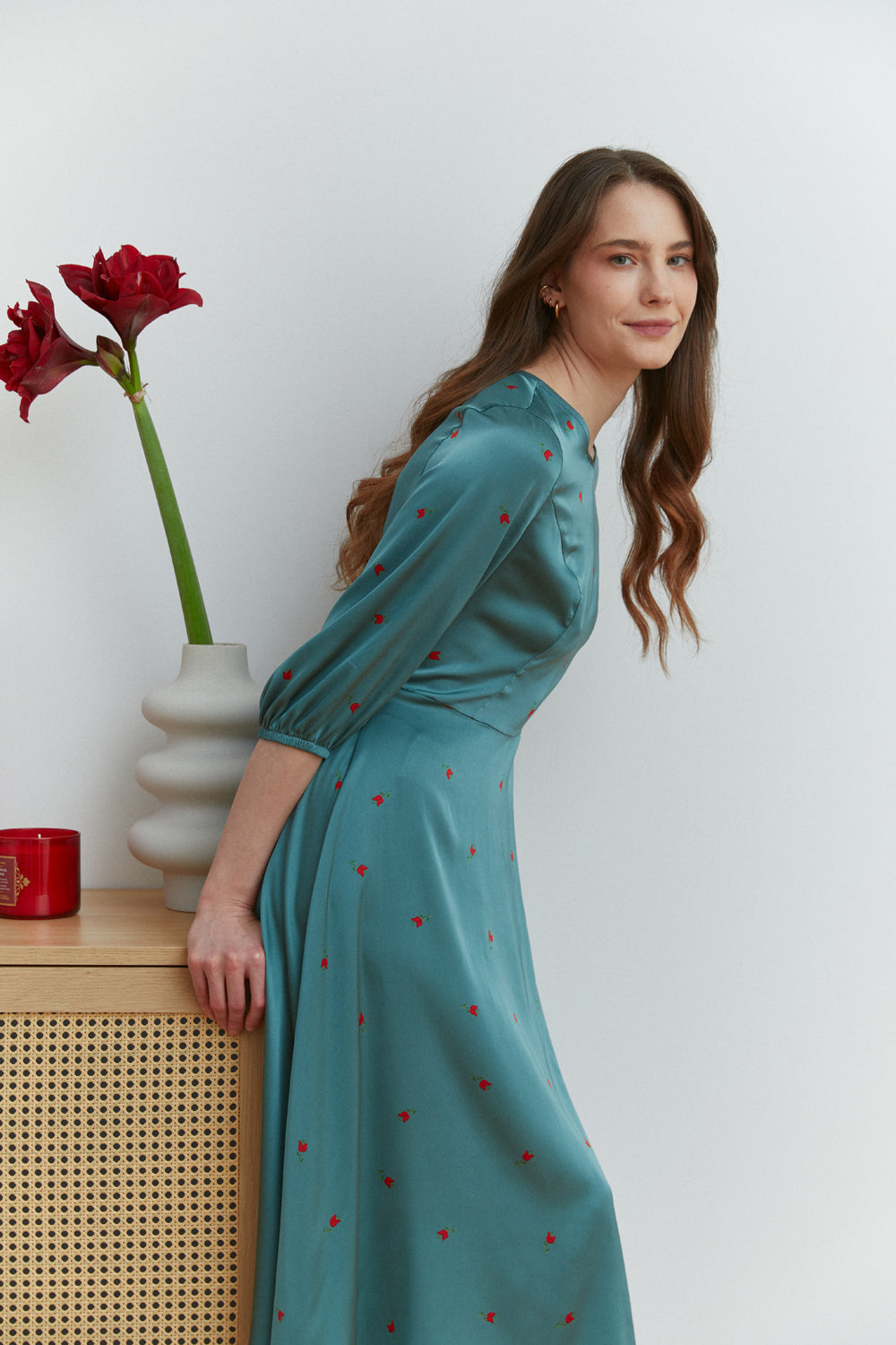 Semi-fitted midi dress with a loose skirt in emerald color