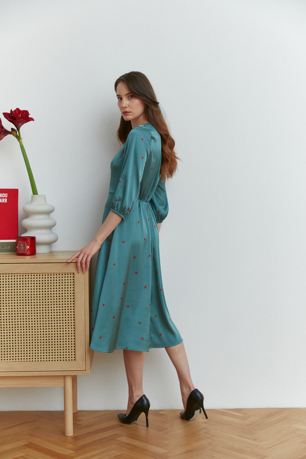 Semi-fitted midi dress with a loose skirt in emerald color