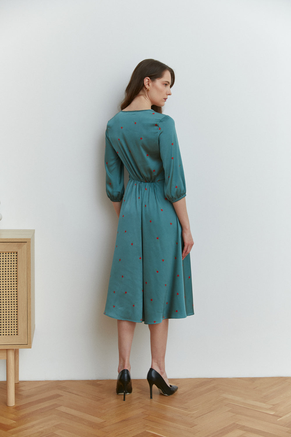 Semi-fitted midi dress with a loose skirt in emerald color