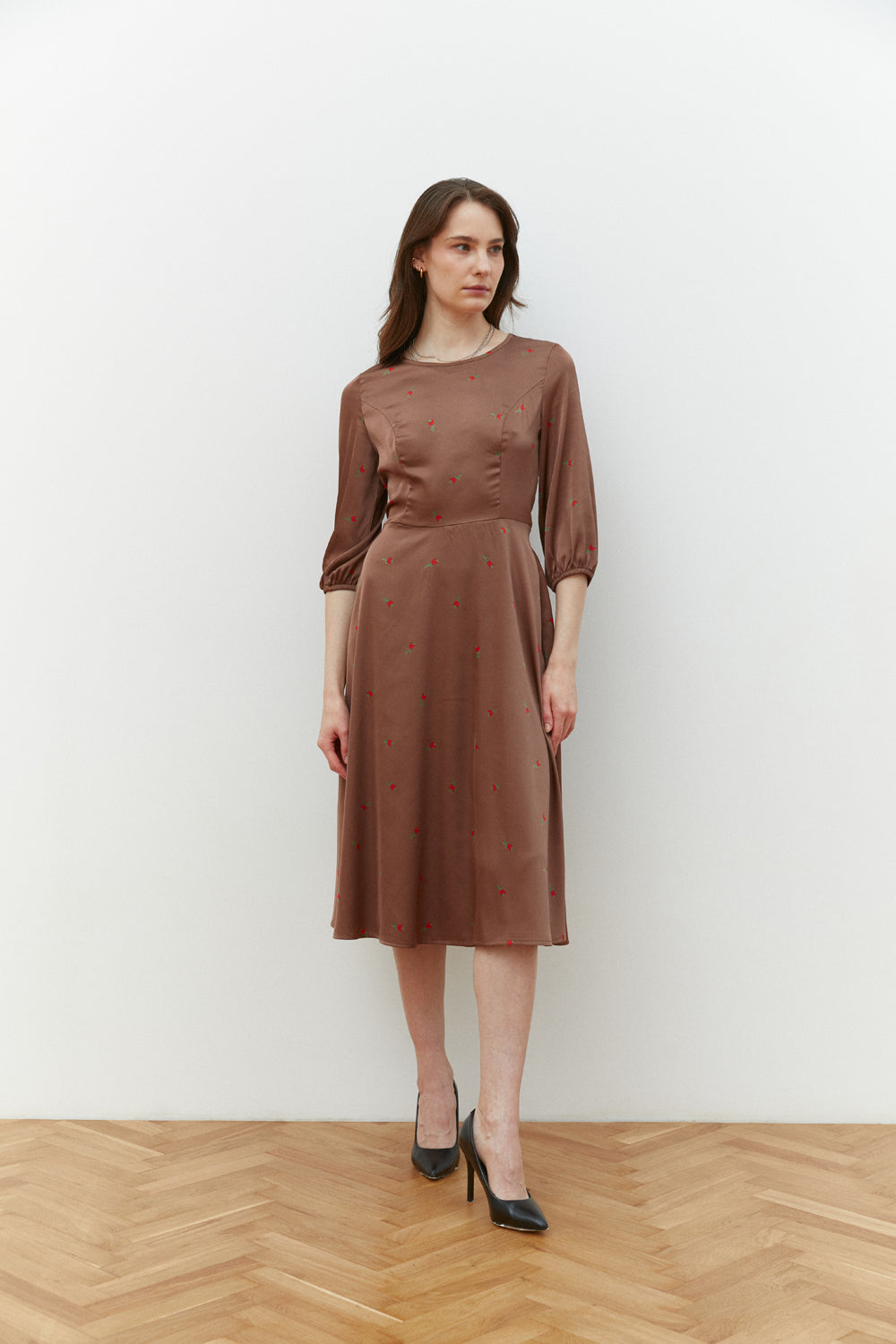 Rochie midi semi-echipat cu o fustă liberă în culoarea Mocha.