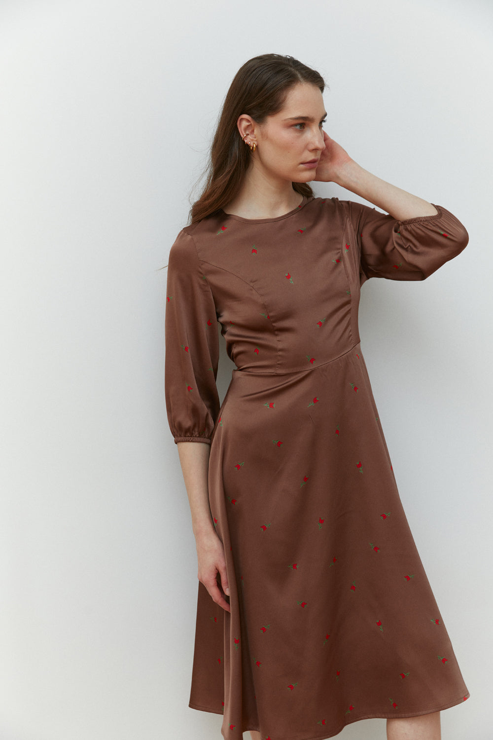 Semi-fitted midi dress with a loose skirt in Mocha color