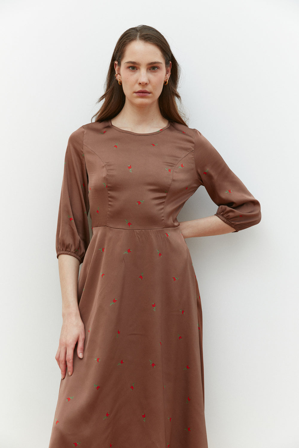 Semi-fitted midi dress with a loose skirt in Mocha color