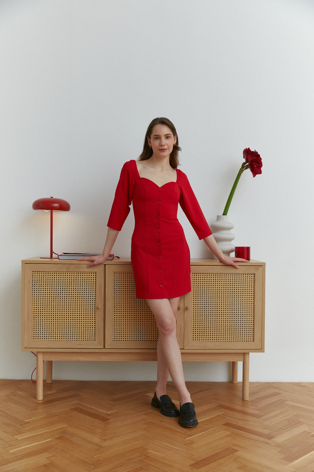 Mini-robe rouge cintrée avec décolleté profond