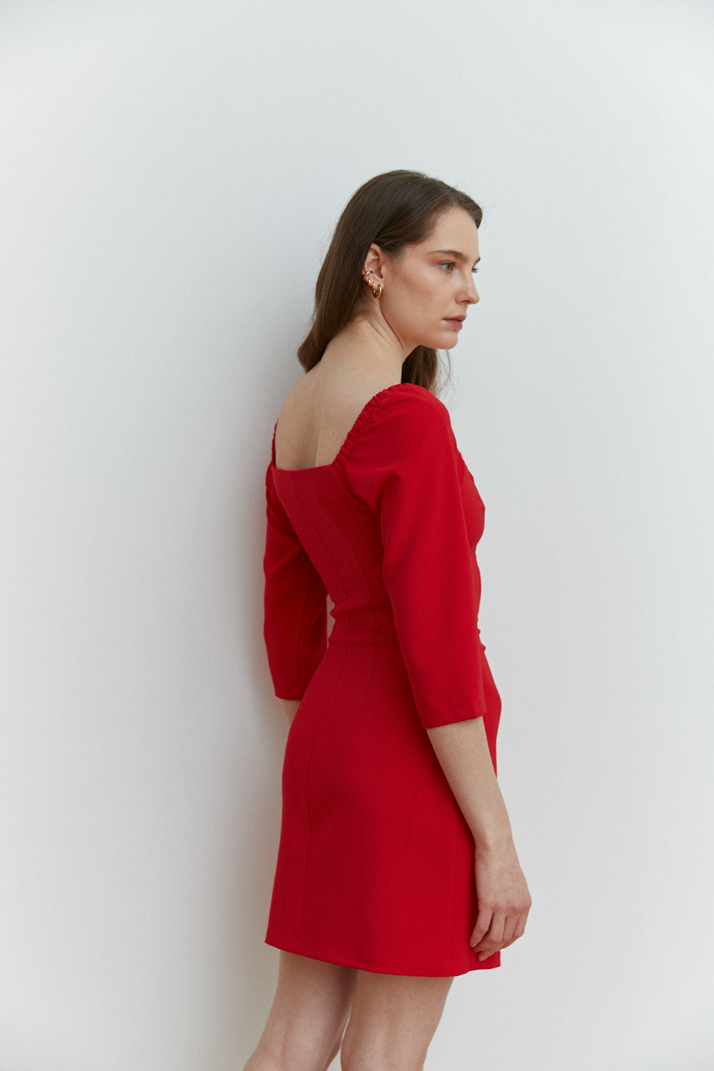 Mini-robe rouge cintrée avec décolleté profond