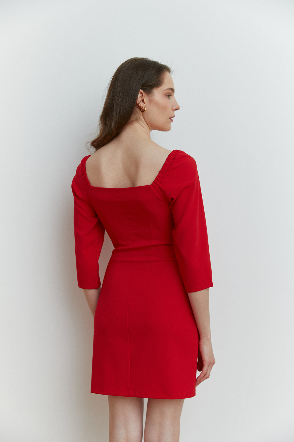 Mini-robe rouge cintrée avec décolleté profond