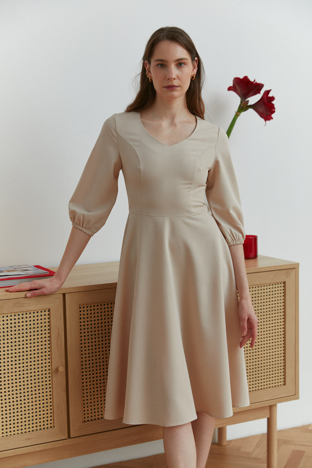 Robe longueur midi beige avec col V et corsage côtelé