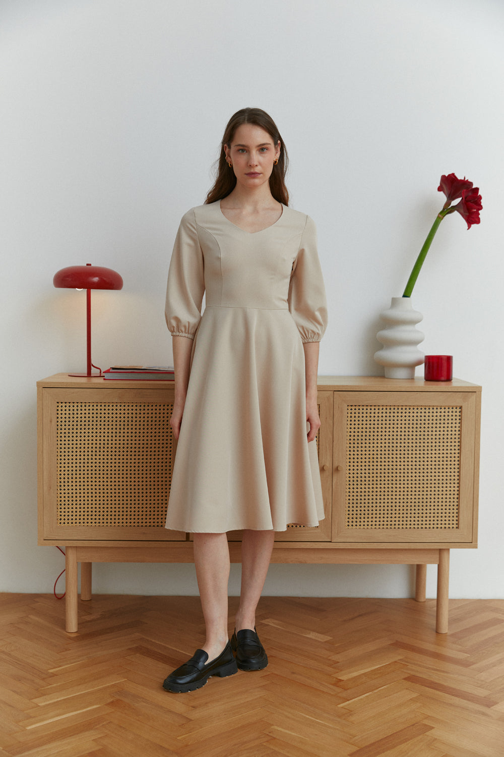 Beige Midi-Kleid mit V-Ausschnitt und geripptem Oberteil