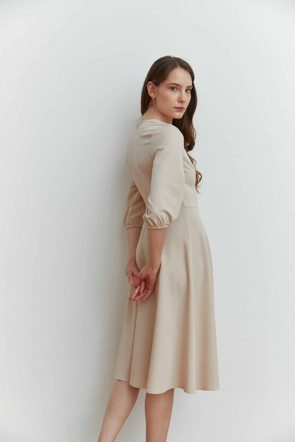 Robe longueur midi beige avec col V et corsage côtelé