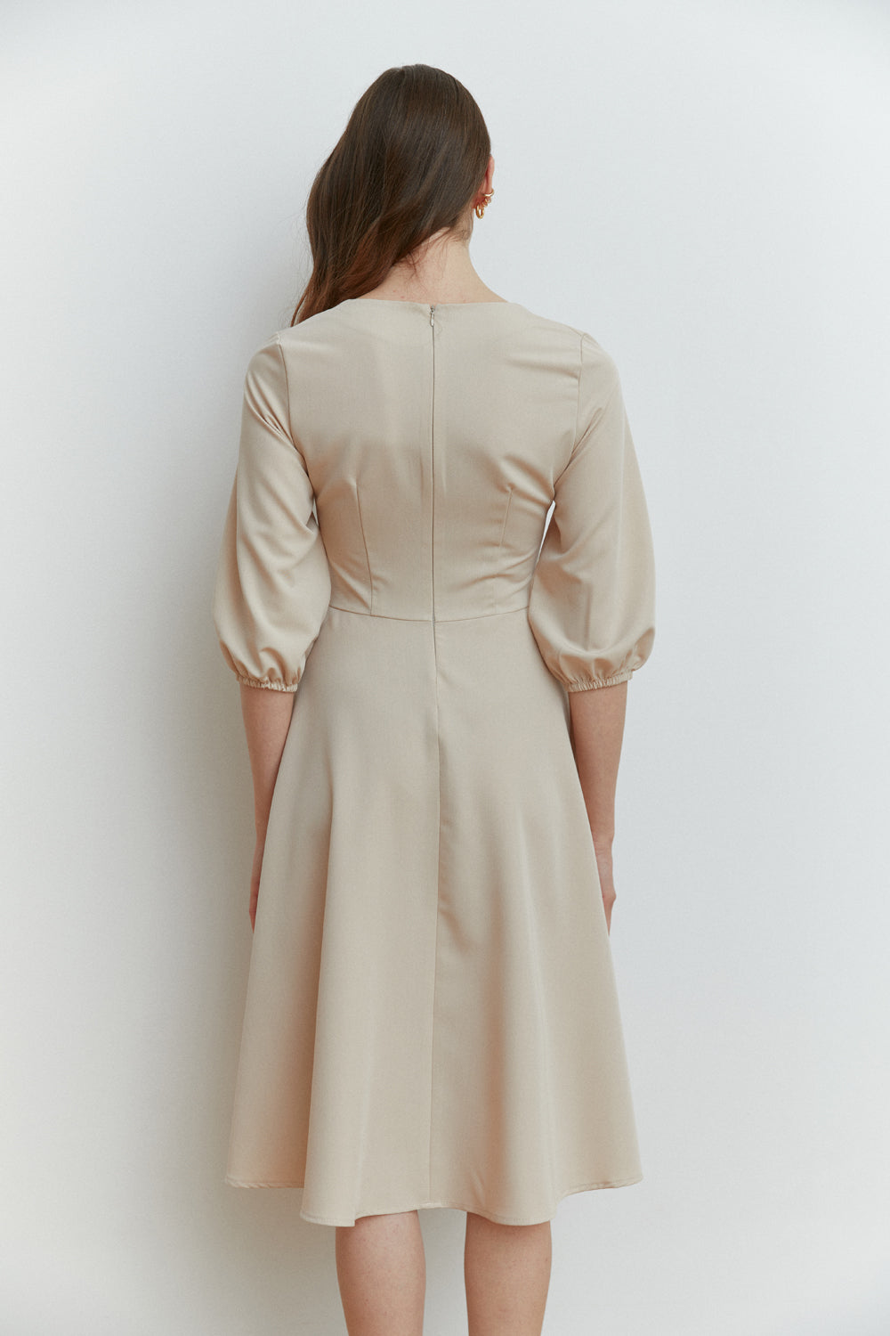 Beige Midi-Kleid mit V-Ausschnitt und geripptem Oberteil