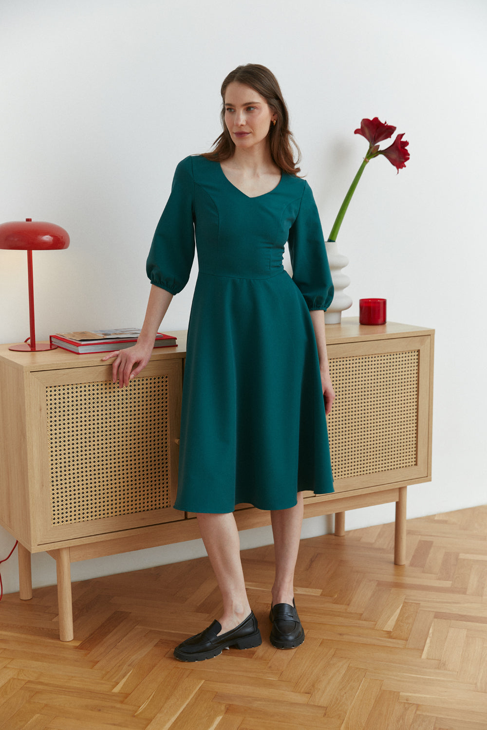 Green midi length dress with V-neck and ribbed bodice