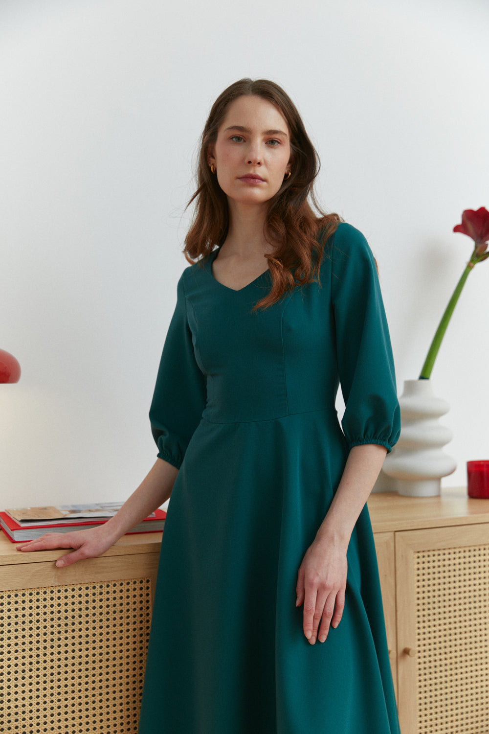 Green midi length dress with V-neck and ribbed bodice