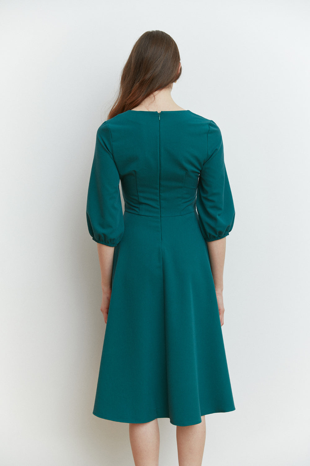 Vestido midi verde con cuello en V y corpiño acanalado