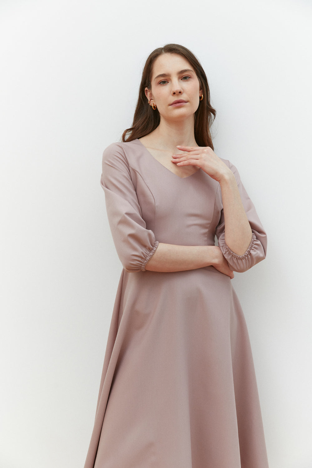 Midi-length dress with V-neck and ribbed bodice