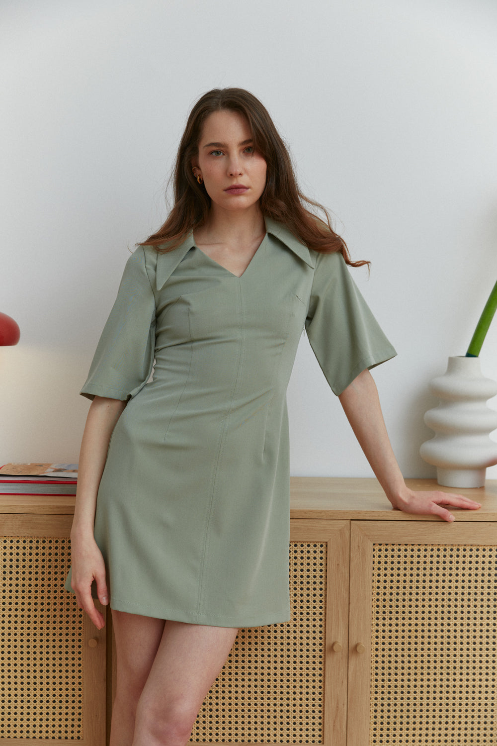 Mini Robe semi-ajustée à col pointu Olive