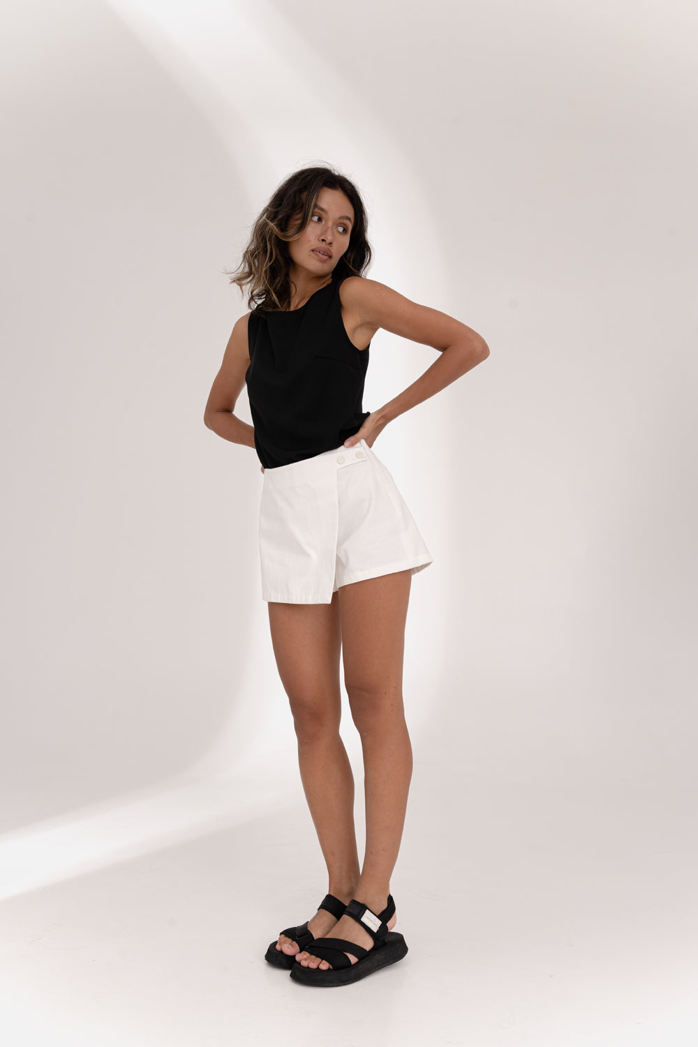 Short-jupe en coton de couleur laiteuse.