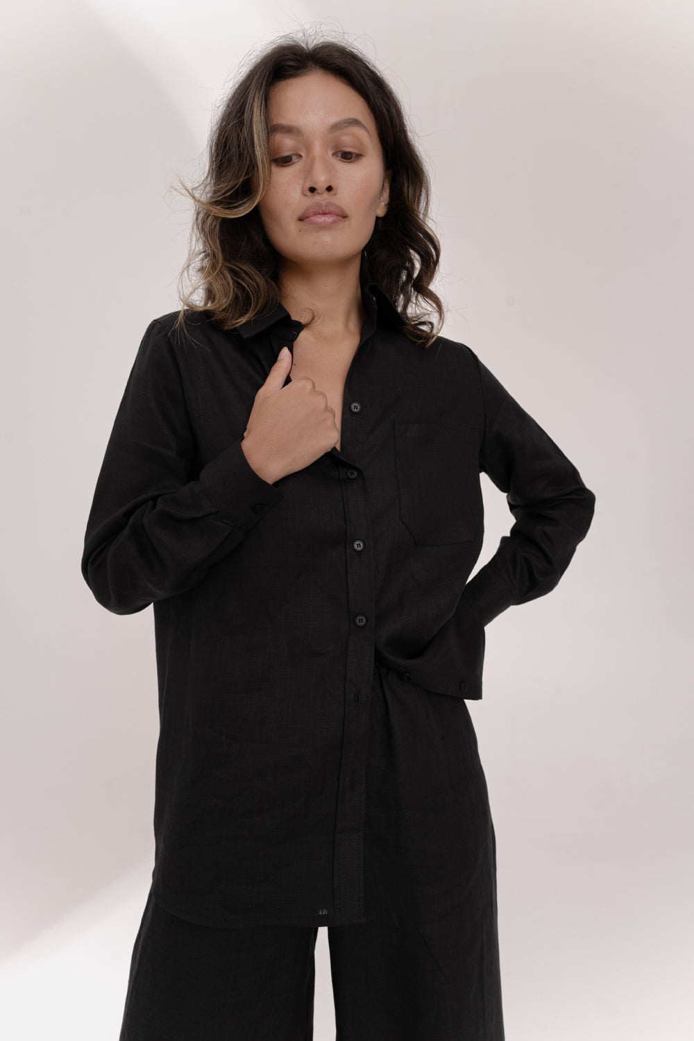 Blusa de lino negro con ajuste holgado