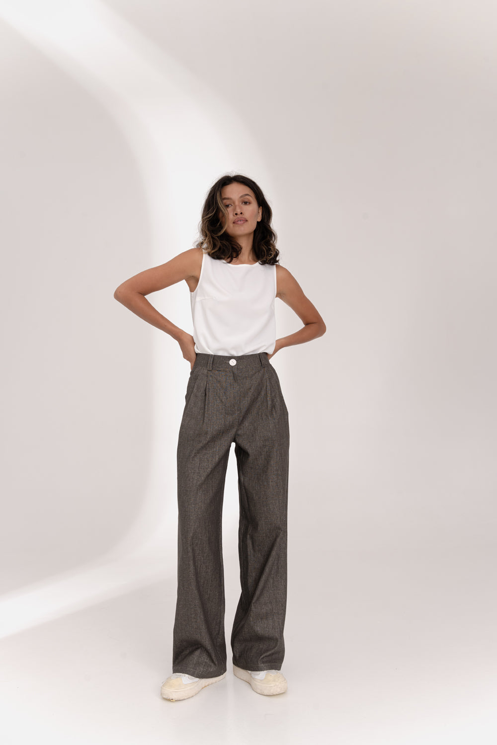 Pantalon large en couleur noisette