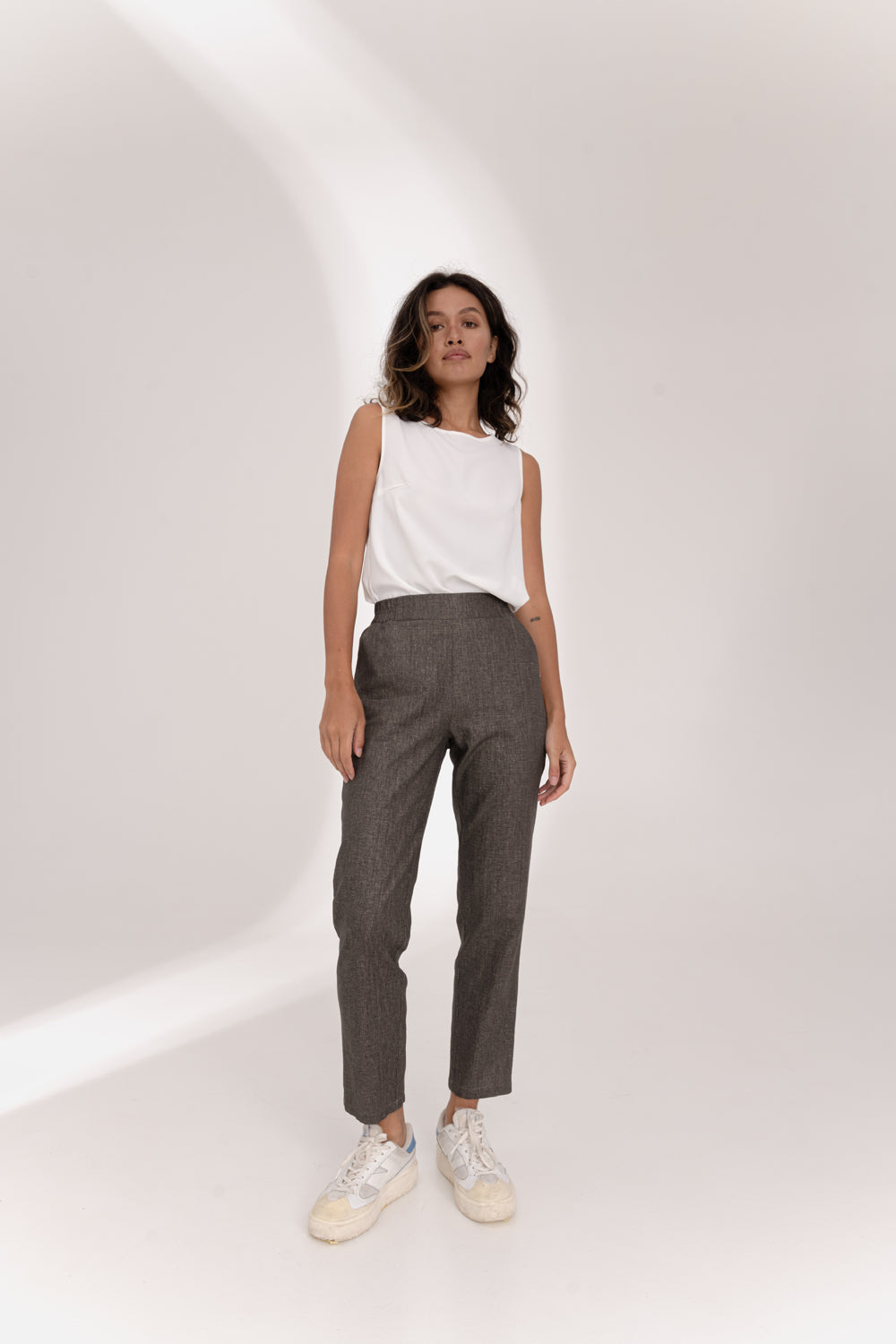 Pantalon en lin avec ceinture élastique de couleur noisette