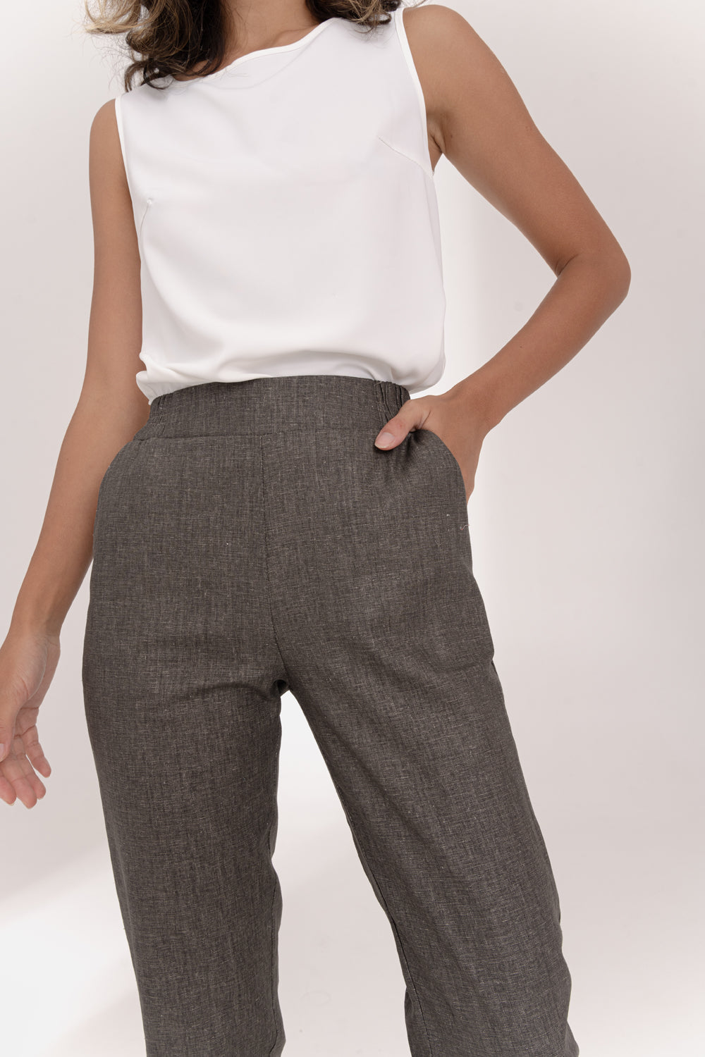 Pantalon en lin avec ceinture élastique de couleur noisette