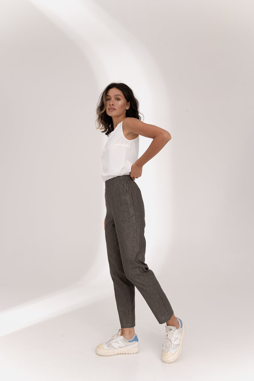 Pantaloni di lino con cintura elastica color nocciola