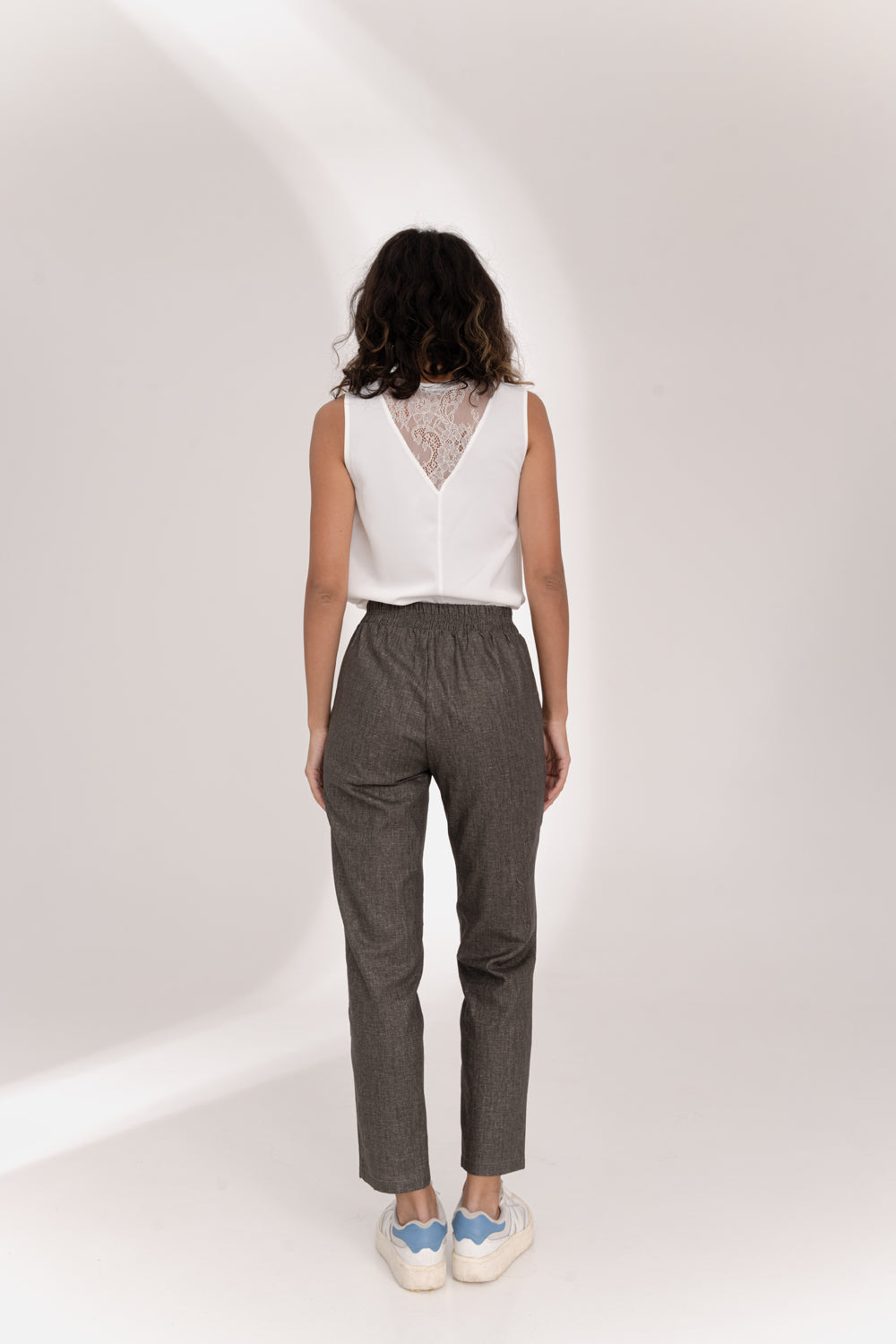 Pantalon en lin avec ceinture élastique de couleur noisette